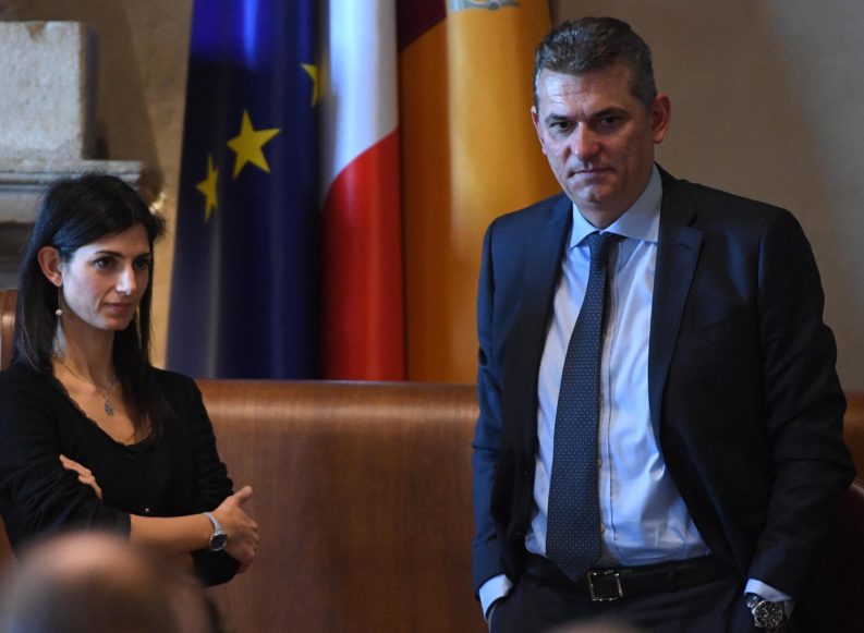 “Monnezza” a Roma. Bagnacani: “Pressioni sul bilancio”. Raggi: “Falso”