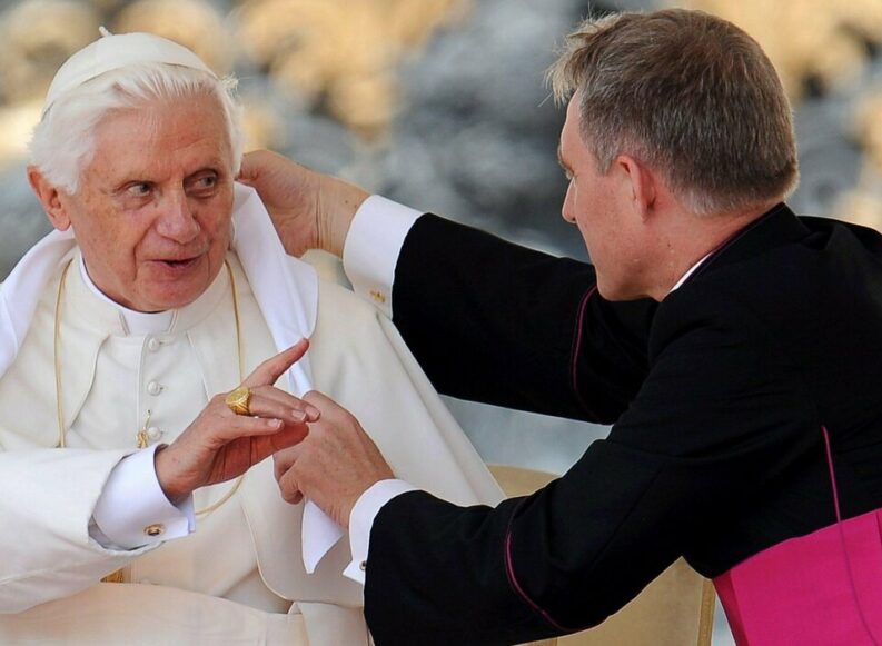 Addio a Ratzinger, uomo mite e papa intransigente che piace alla destra