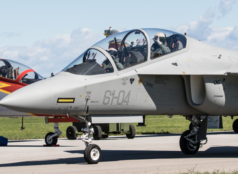 Venticelli di guerra a Varese, nell’aeroporto dei caccia M-346 di Leonardo
